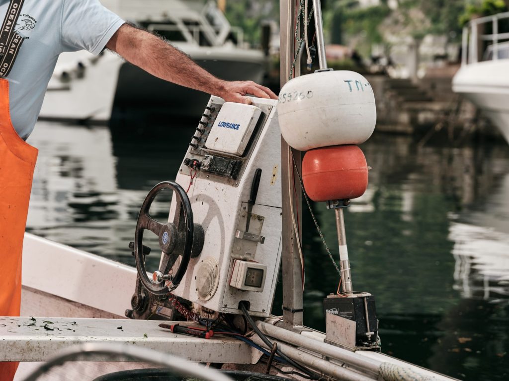 Alberto Rania el pescador sulla barca a riva del Garda foto Il Companatico dettaglio