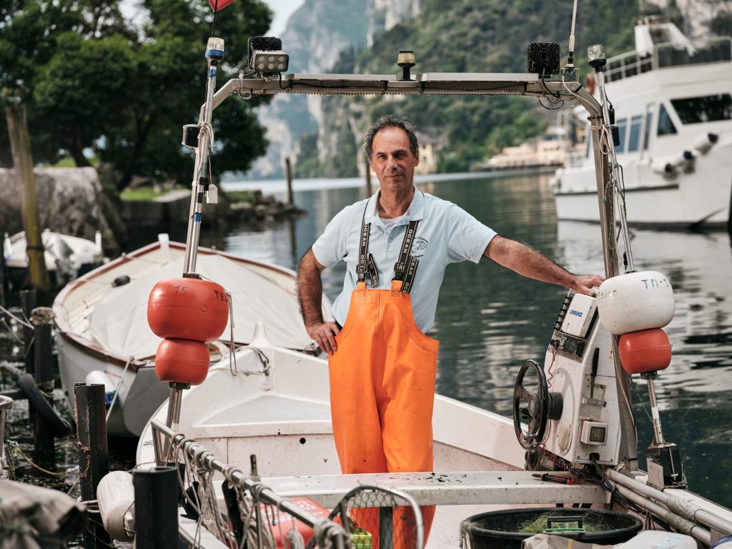 Alberto Rania el pescador sulla barca a riva del Garda foto Il Companatico