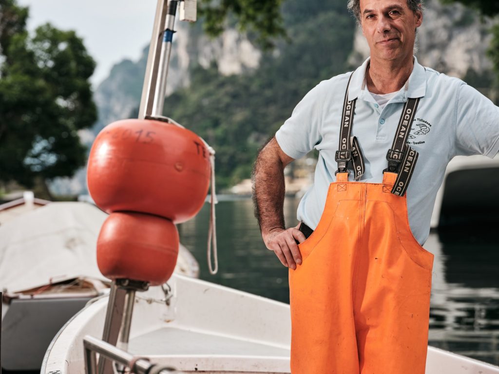 Alberto Rania el pescador sulla barca a riva del Garda foto Il Companatico