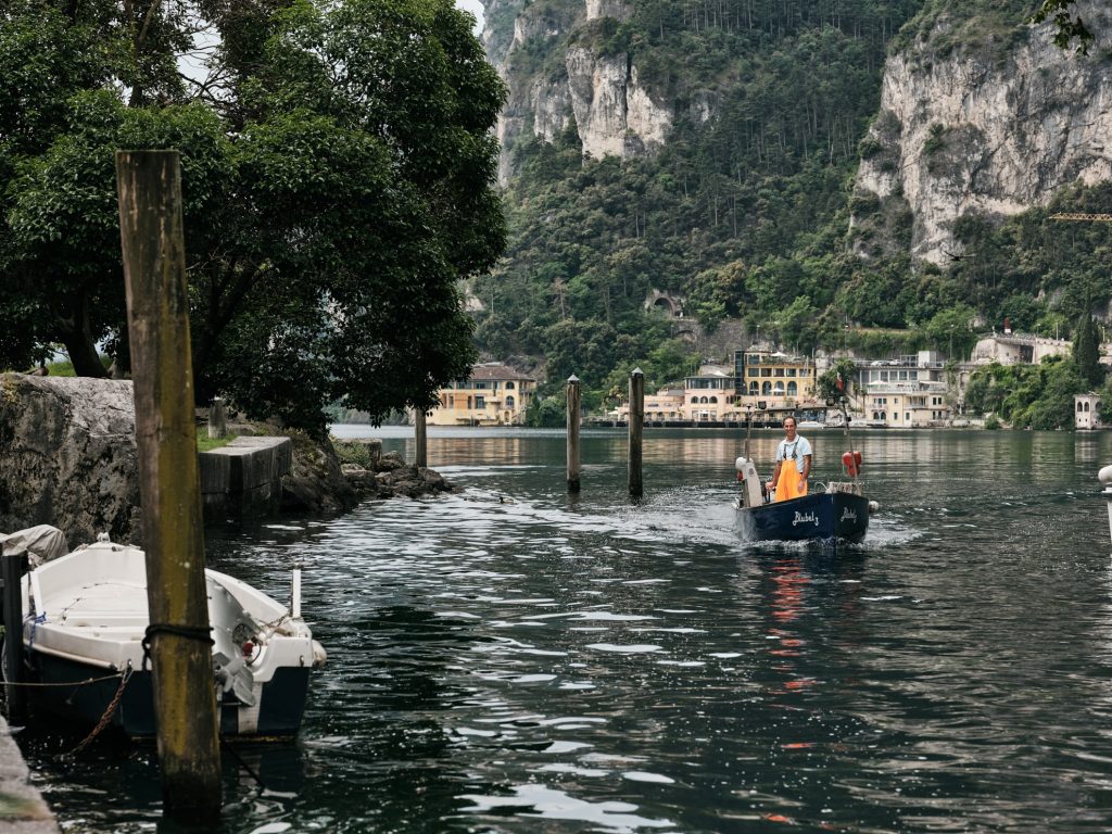 Alberto Rania el pescador sulla barca a riva del Garda foto Il Companatico arrivo in porto