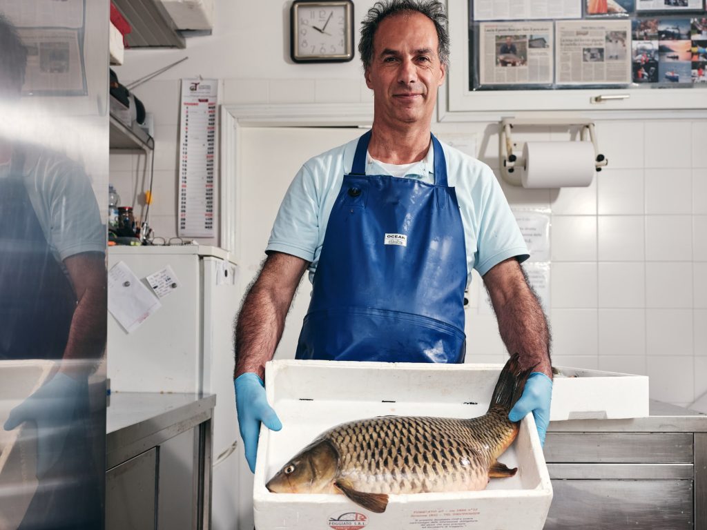 Alberto Rania el pescador laboratorio pesce di lago a riva del Garda foto Il Companatico